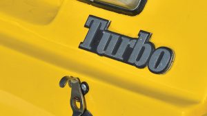Foto detalle del emblema metalizado "Turbo" en un Renault 5 Turbo
